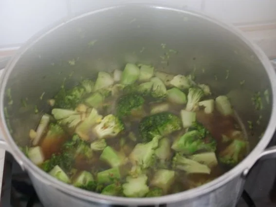 Rezept: Suppe: Broccolisuppe mit Spargel Bild Nr. 4 Suppe: Broccolisuppe mit Spargel - Rezept - Bild Nr. 4