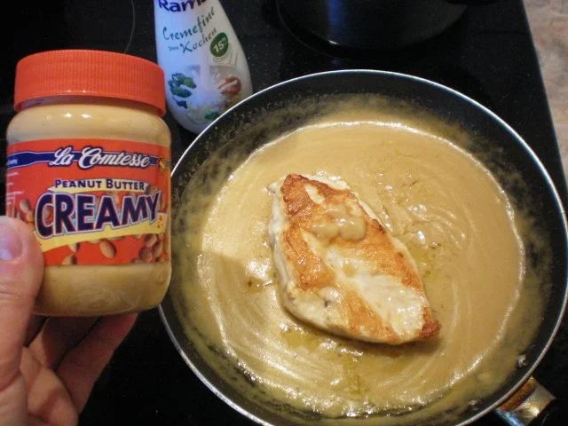 Hähnchenbrust mit Erdnuss-Sahne-Sauce - Rezept - Bild Nr. 3