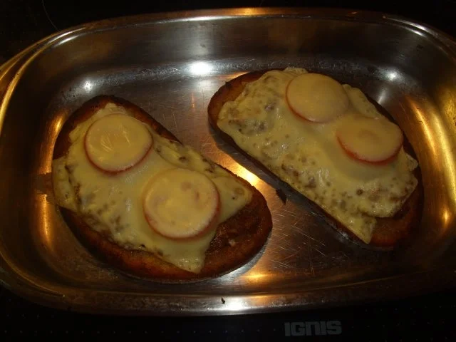 Rezept: Überbackenes: Hackfleisch auf Bauernbrot Bild Nr. 6 Überbackenes: Hackfleisch auf Bauernbrot - Rezept - Bild Nr. 6