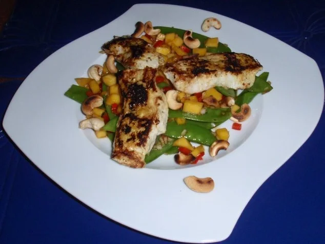 Steinbeißerfilet auf Mangosalat mit Cashewkernen - Rezept