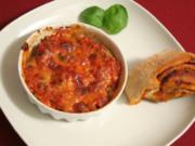 Gefächerte Aubergine mit Mozzarella und Tomate in Tomatensoße - Rezept