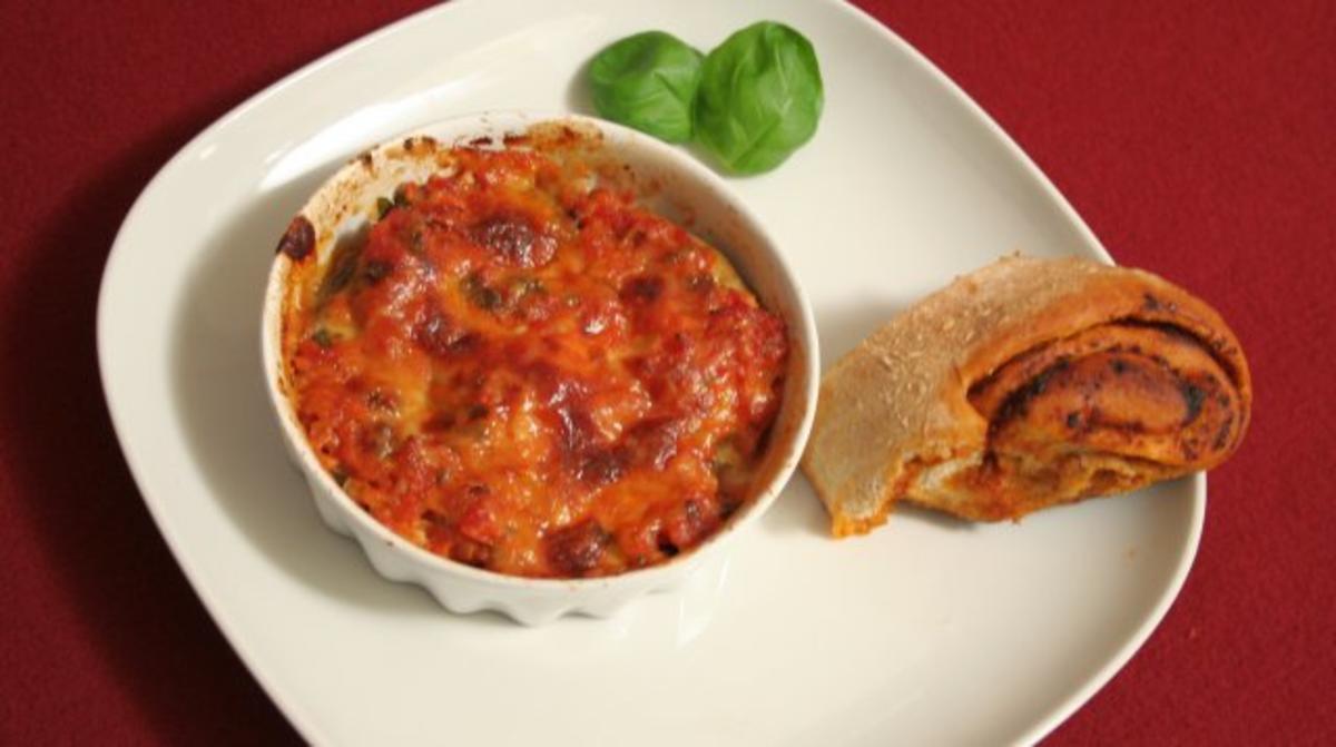 Bilder für Gefächerte Aubergine mit Mozzarella und Tomate in Tomatensoße - Rezept