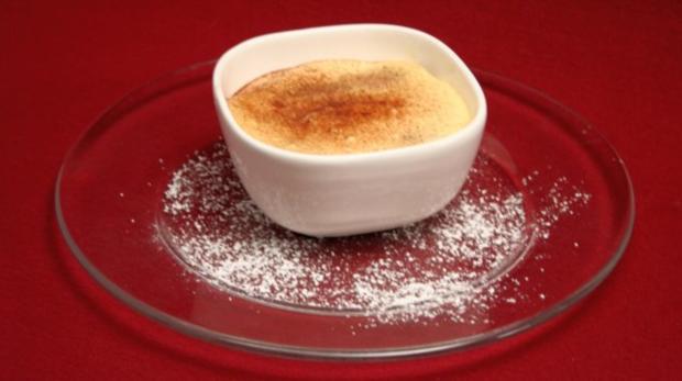Tiramisu und Käseplatte mit Trauben - Rezept - kochbar.de