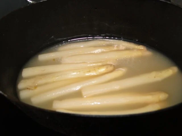 Frischen Spargel in Kresseschaumsösschen mit Lachs und gebratenen Drillingen - Rezept - Bild Nr. 3