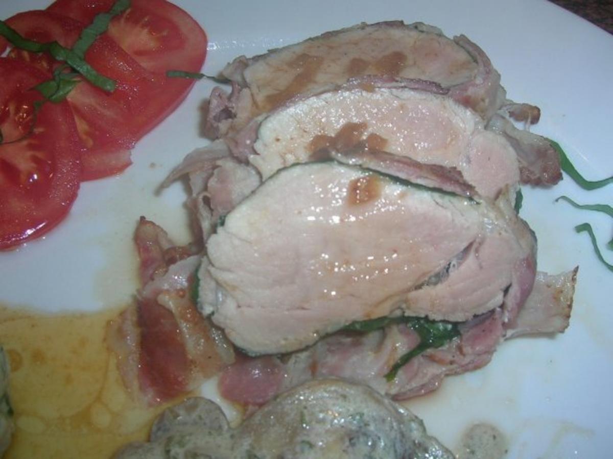 Bilder für Schweinefilet im Bärlauch-Speck Mantel mit Bärlauch-Semmelknödeln und Rahmchampignons - Rezept