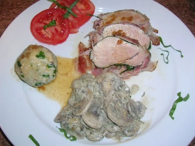 Schweinefilet im Bärlauch-Speck Mantel mit Bärlauch-Semmelknödeln und Rahmchampignons - Rezept - Bild Nr. 2