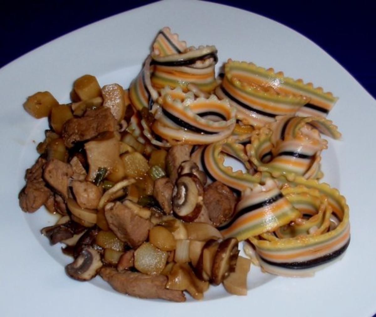 Bilder für Filet-Pilz-Spargel-Pfanne mit bunten Nudeln - Rezept