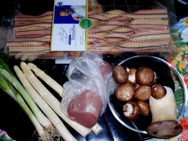 Rezept: Filet-Pilz-Spargel-Pfanne mit bunten Nudeln Bild Nr. 2 Filet-Pilz-Spargel-Pfanne mit bunten Nudeln - Rezept - Bild Nr. 2