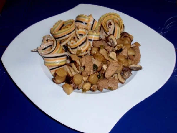 Rezept: Filet-Pilz-Spargel-Pfanne mit bunten Nudeln Bild Nr. 14 Filet-Pilz-Spargel-Pfanne mit bunten Nudeln - Rezept - Bild Nr. 14