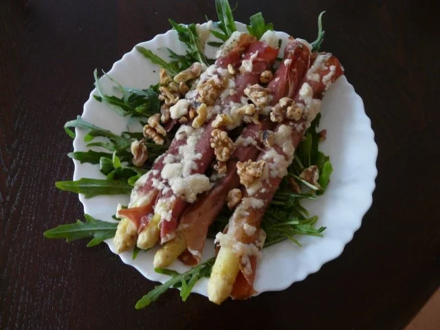 Grüner Spargel umhüllt von Parmaschinken im Rucolabeet - Rezept