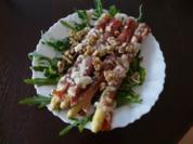 Grüner Spargel umhüllt von Parmaschinken im Rucolabeet - Rezept