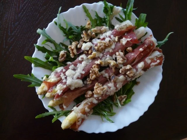 Grüner Spargel umhüllt von Parmaschinken im Rucolabeet - Rezept - Bild Nr. 3