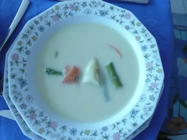 Spargelcremesuppe mit Lachsstreifen - Rezept