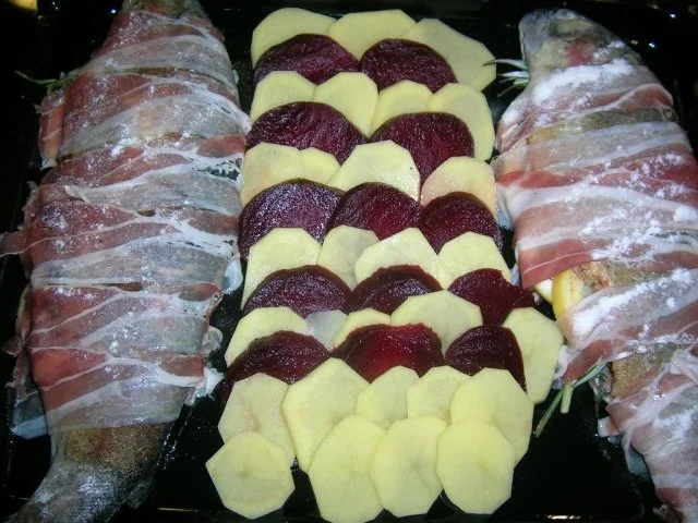 Rezept: Forellen vom Blech, Kartoffel-Rote-Beete-Carpaccio, Meerrettichdip Forellen vom Blech, Kartoffel-Rote-Beete-Carpaccio, Meerrettichdip - Rezept