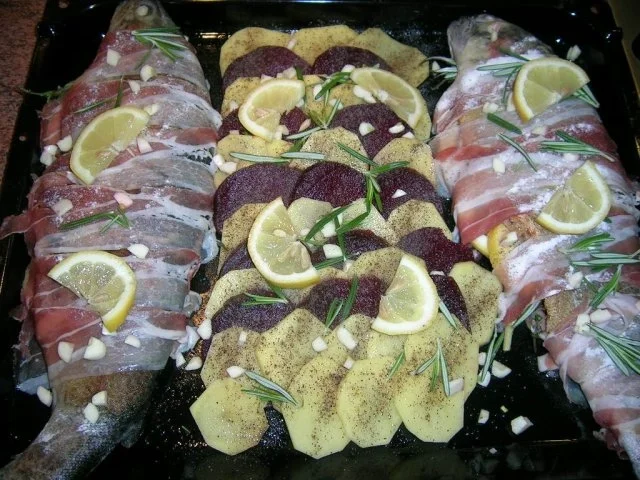 Rezept: Forellen vom Blech, Kartoffel-Rote-Beete-Carpaccio, Meerrettichdip Bild Nr. 12 Forellen vom Blech, Kartoffel-Rote-Beete-Carpaccio, Meerrettichdip - Rezept - Bild Nr. 12