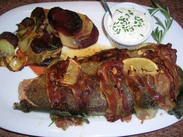 Rezept: Forellen vom Blech, Kartoffel-Rote-Beete-Carpaccio, Meerrettichdip Bild Nr. 7 Forellen vom Blech, Kartoffel-Rote-Beete-Carpaccio, Meerrettichdip - Rezept - Bild Nr. 7