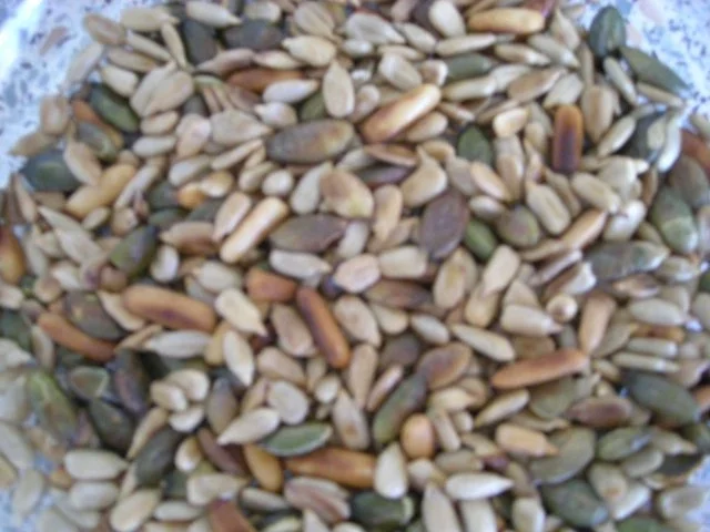 Rezept: Bunter Salat mit gemischten Kernen Bild Nr. 2 Bunter Salat mit gemischten Kernen - Rezept - Bild Nr. 2