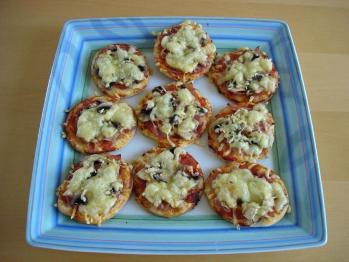 Mini-Pizza mit Schinken und Champignons - Rezept - kochbar.de