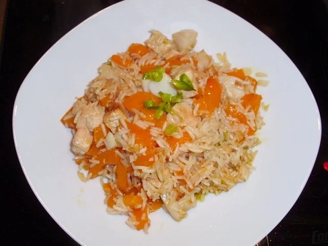 Alles aus einem Topf: Wildlachs-Reis-Pfanne mit Jacobsmuscheln - Rezept