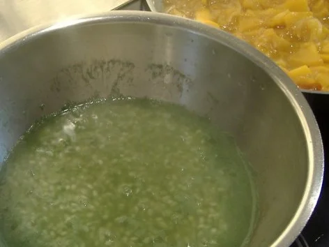 Mariniertes Hähnchenbrustfilet mit grünem Reis und Mango-Zwiebel-Chutney - Rezept - Bild Nr. 2