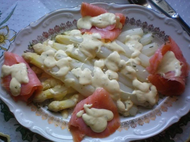Rezept: Spargel mit Räucherlachs und Dijonaise Spargel mit Räucherlachs und Dijonaise - Rezept
