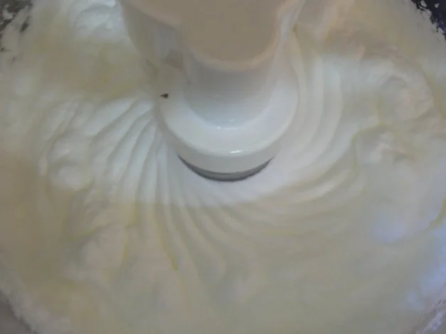 Rezept: Erdbeer-Marzipan-Zwerg Bild Nr. 7 Erdbeer-Marzipan-Zwerg - Rezept - Bild Nr. 7