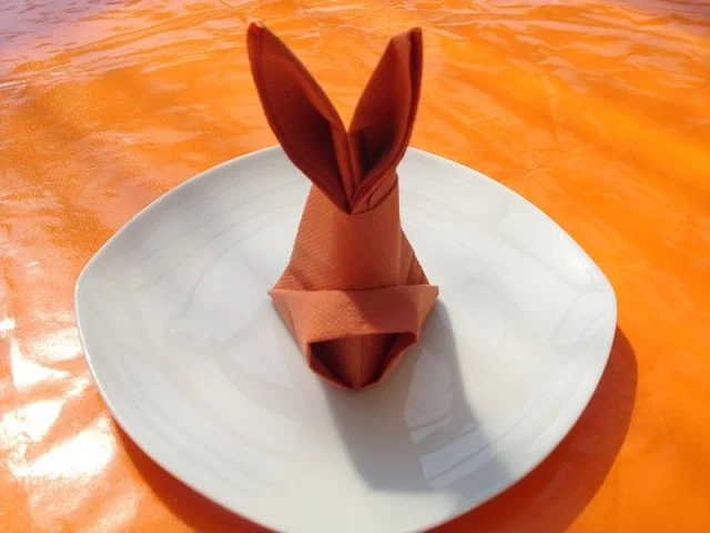 Rezept: Praktisches: Servietten-Hasen Praktisches: Servietten-Hasen - Rezept