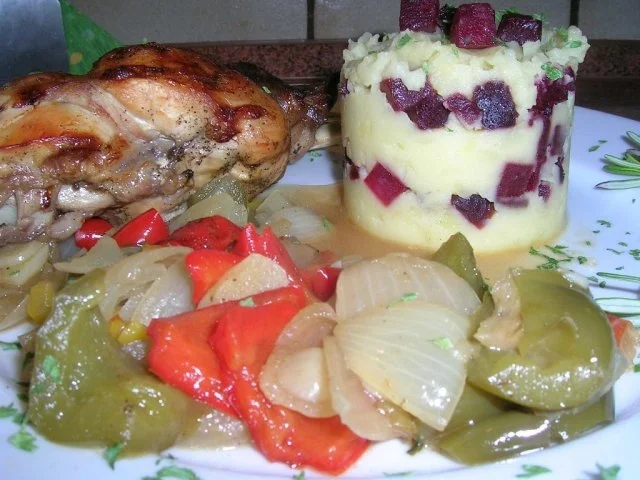 Kaninchenkeulen an Kartoffel-Rote-Beete Türmchen mit Paprikagemüse (frühlingshaft lecker) - Rezept - Bild Nr. 2