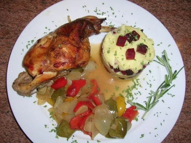 Kaninchenkeulen an Kartoffel-Rote-Beete Türmchen mit Paprikagemüse (frühlingshaft lecker) - Rezept - Bild Nr. 4