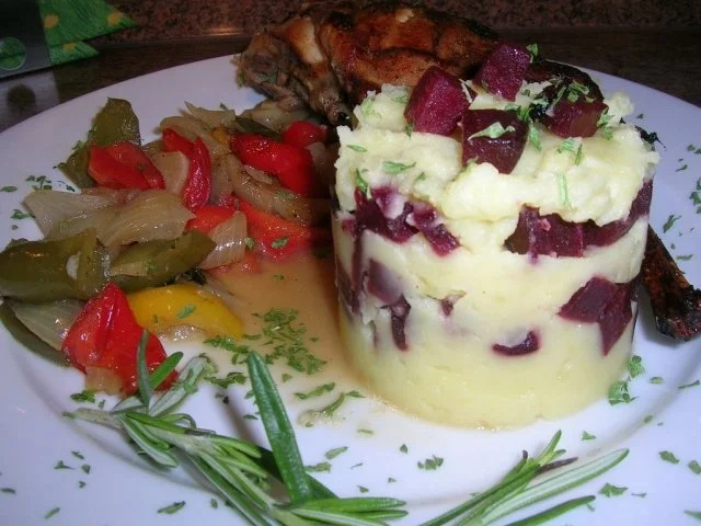 Kaninchenkeulen an Kartoffel-Rote-Beete Türmchen mit Paprikagemüse (frühlingshaft lecker) - Rezept - Bild Nr. 5