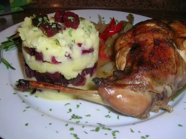 Kaninchenkeulen an Kartoffel-Rote-Beete Türmchen mit Paprikagemüse (frühlingshaft lecker) - Rezept - Bild Nr. 6