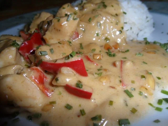 Gebratenes Hühnerfleisch mit Paprika in Erdnuss-Kokos-Sauce; scharf - Rezept - Bild Nr. 2