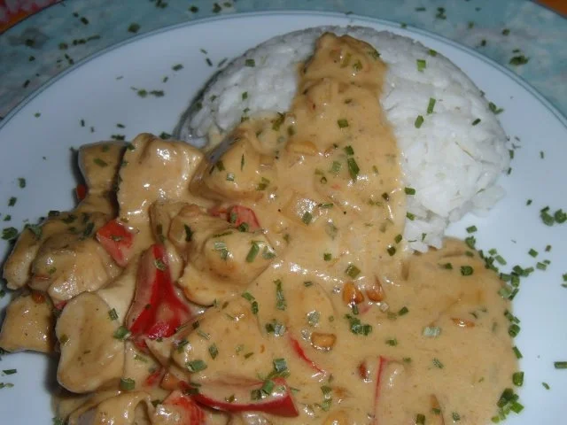 Gebratenes Hühnerfleisch mit Paprika in Erdnuss-Kokos-Sauce; scharf - Rezept - Bild Nr. 3