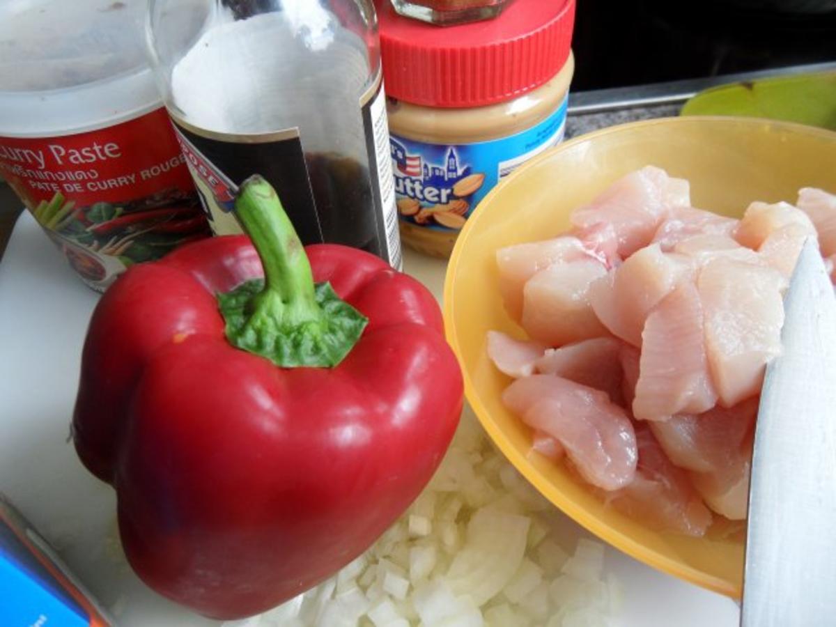 Gebratenes Hühnerfleisch mit Paprika in Erdnuss-Kokos-Sauce; scharf - Rezept - Bild Nr. 4