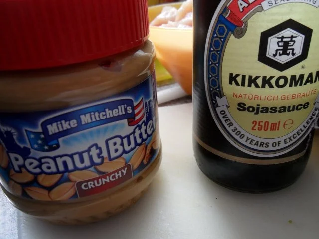 Gebratenes Hühnerfleisch mit Paprika in Erdnuss-Kokos-Sauce; scharf - Rezept - Bild Nr. 5