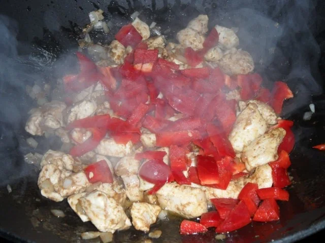 Gebratenes Hühnerfleisch mit Paprika in Erdnuss-Kokos-Sauce; scharf - Rezept - Bild Nr. 7