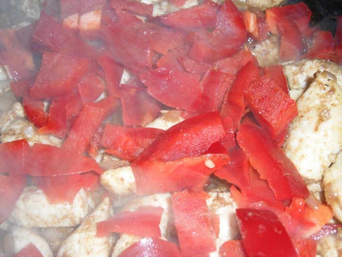 Gebratenes Hühnerfleisch mit Paprika in Erdnuss-Kokos-Sauce; scharf - Rezept - Bild Nr. 8