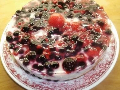 Waldbeeren- Joghurttorte mit Honig - Rezept