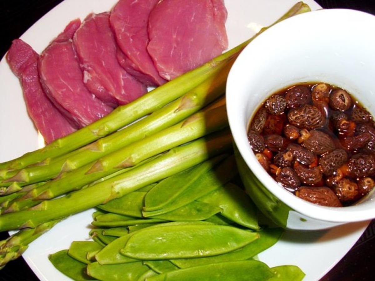 Fleisch: Schweinemedaillons mit Morcheln auf Spargel-Schoten-Gemüse - Rezept - Bild Nr. 2