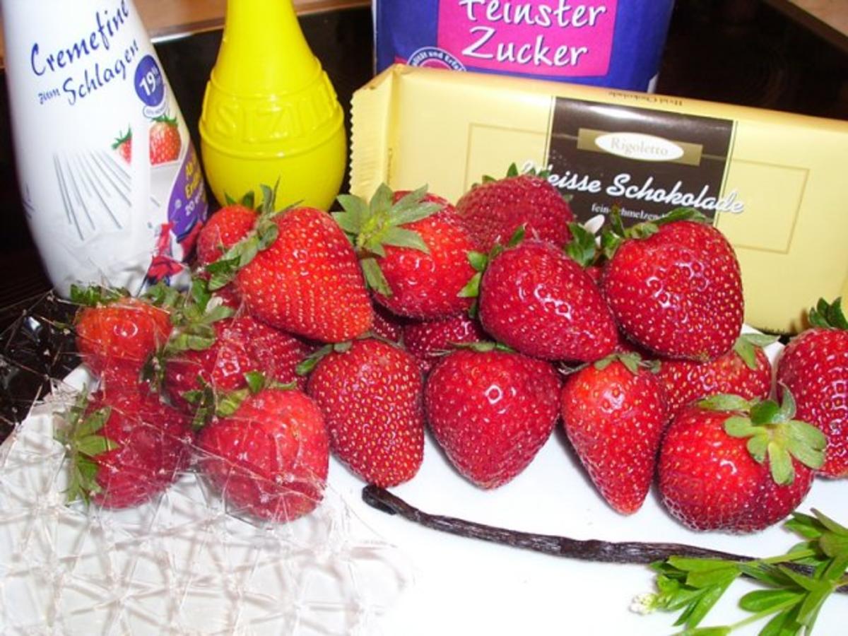 Desserts: Weiße Schokomousse mit Erdbeer-Waldmeister-Püree - Rezept - Bild Nr. 2