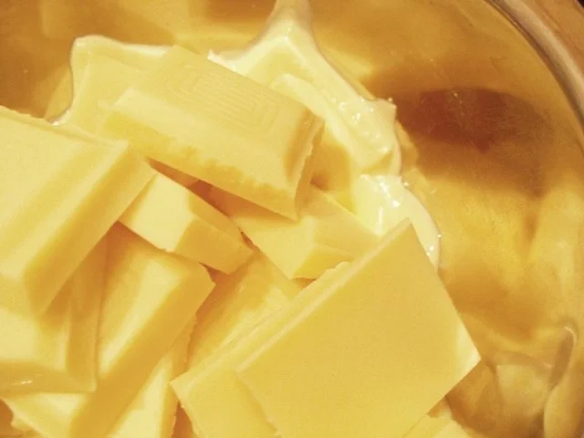 Rezept: Desserts: Weiße Schokomousse mit Erdbeer-Waldmeister-Püree Bild Nr. 3 Desserts: Weiße Schokomousse mit Erdbeer-Waldmeister-Püree - Rezept - Bild Nr. 3