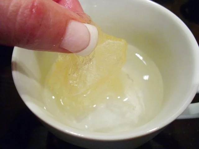 Rezept: Desserts: Weiße Schokomousse mit Erdbeer-Waldmeister-Püree Bild Nr. 4 Desserts: Weiße Schokomousse mit Erdbeer-Waldmeister-Püree - Rezept - Bild Nr. 4