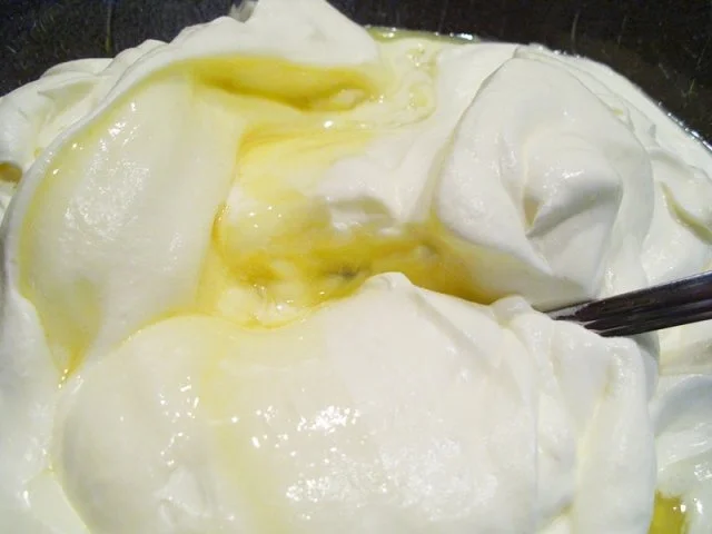 Rezept: Desserts: Weiße Schokomousse mit Erdbeer-Waldmeister-Püree Bild Nr. 6 Desserts: Weiße Schokomousse mit Erdbeer-Waldmeister-Püree - Rezept - Bild Nr. 6