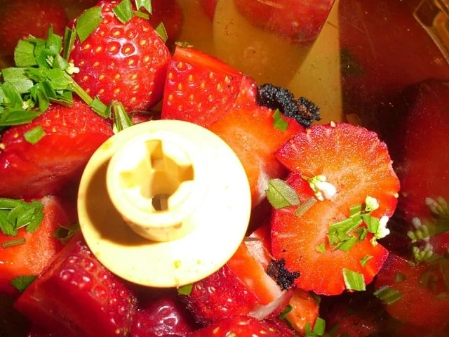 Rezept: Desserts: Weiße Schokomousse mit Erdbeer-Waldmeister-Püree Bild Nr. 7 Desserts: Weiße Schokomousse mit Erdbeer-Waldmeister-Püree - Rezept - Bild Nr. 7