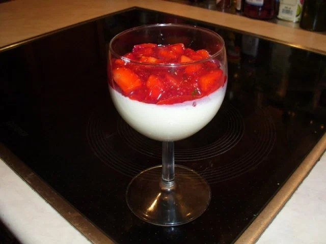 Rezept: Desserts: Weiße Schokomousse mit Erdbeer-Waldmeister-Püree Desserts: Weiße Schokomousse mit Erdbeer-Waldmeister-Püree - Rezept