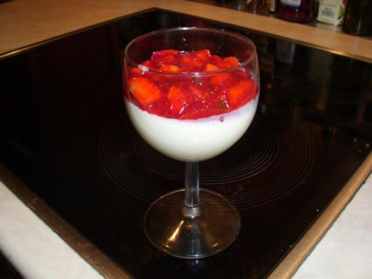 Desserts: Weiße Schokomousse mit Erdbeer-Waldmeister-Püree - Rezept ...