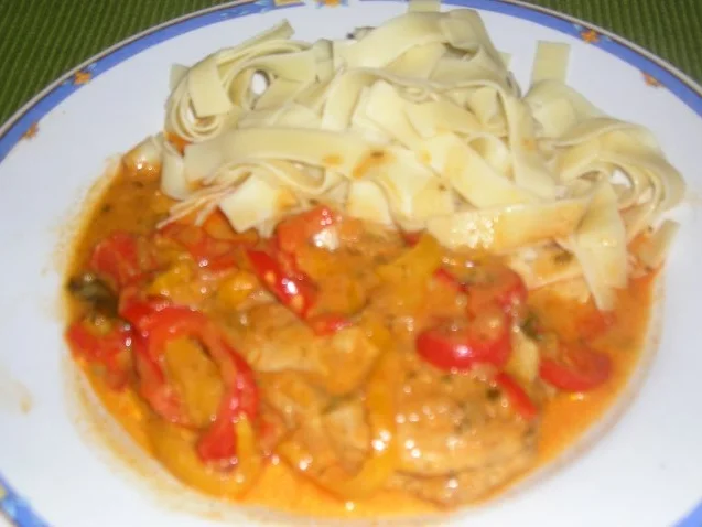 Rezept: Hähnchenbrüste in scharfer Paprikasoße Hähnchenbrüste in scharfer Paprikasoße - Rezept