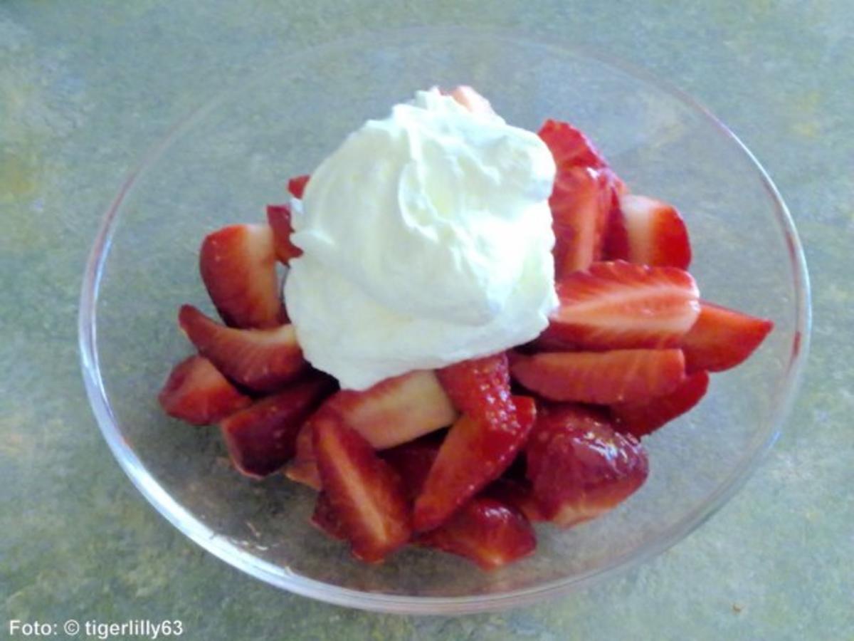 Marinierte Erdbeeren mit Sahne - Rezept