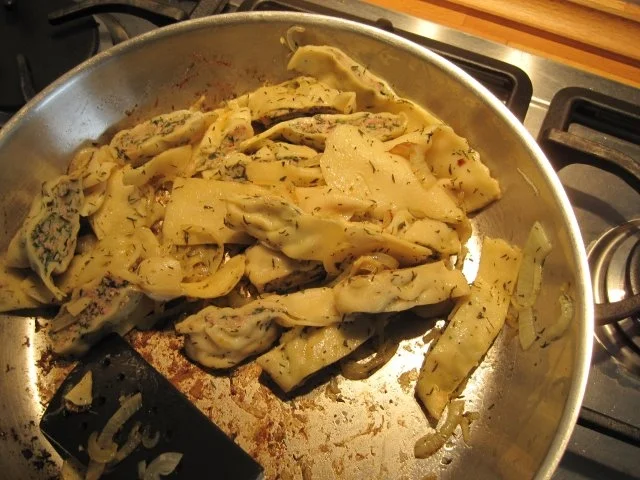 Rezept: Gebratene Maultaschen mit Zwiebeln,Thymian und süßer Chillisauce Gebratene Maultaschen mit Zwiebeln,Thymian und süßer Chillisauce - Rezept