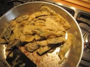 Gebratene Maultaschen mit Zwiebeln,Thymian und süßer Chillisauce - Rezept